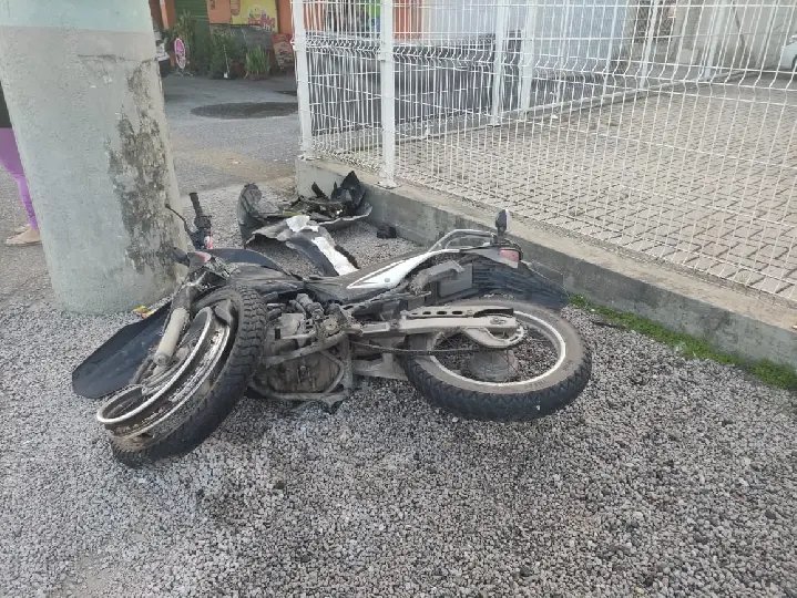 URGENTE - Moto acaba arremessada contra poste e muro