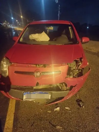 Carros batem de frente e motorista é preso no Steffen