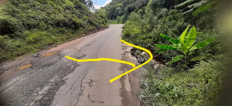 Buracos na pista e entulhos incomodam moradores