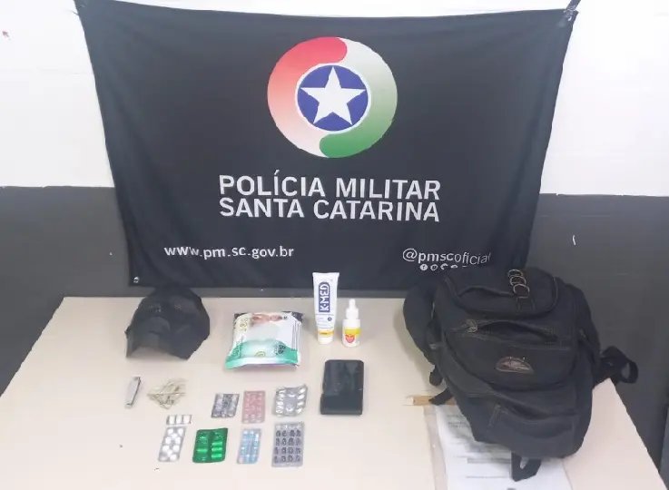 Vestindo lingerie, homem se masturbava para adolescente