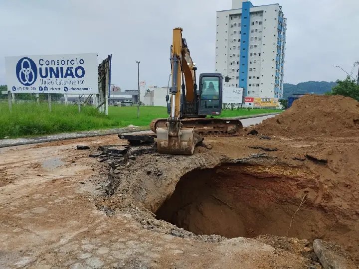 Tubulações se rompem e abrem grandes buracos em Brusque