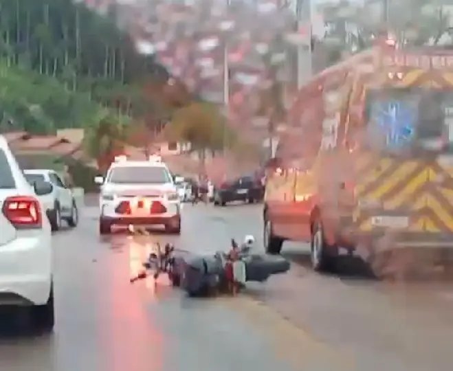 (VÍDEO) Motociclista tem suspeita de fratura após acidente no São Pedro 