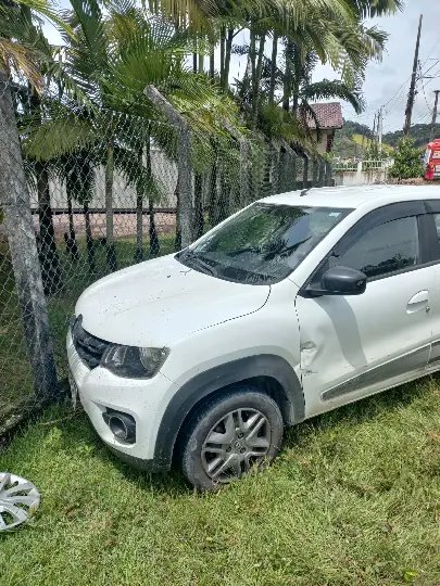 Homem fica ferido após veículo sair da pista na Ivo Silveira