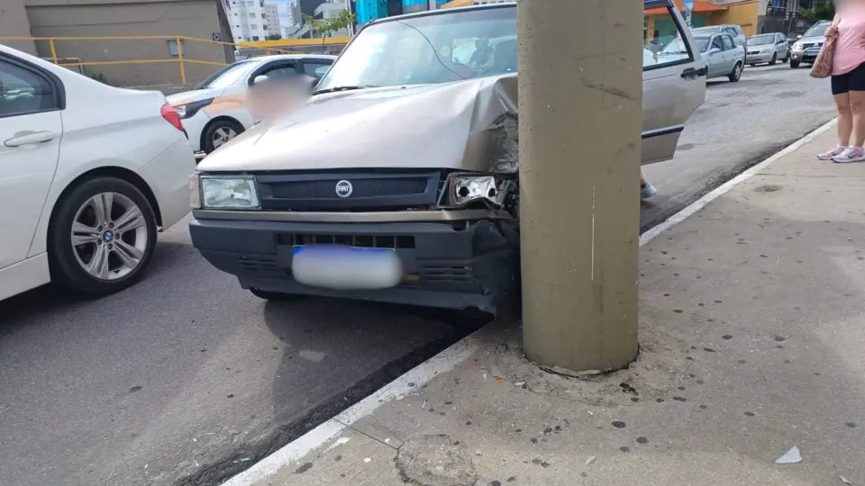 Bebê e adolescente estavam no carro que acertou poste