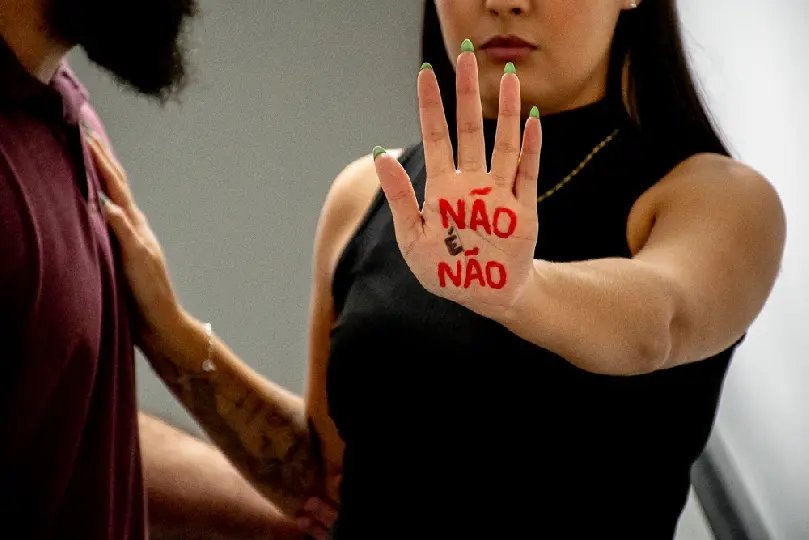 Homem é preso por assediar mulher na rua ao lado da filha