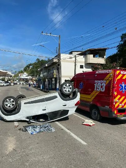 Mulher capota carro no Centro de Guabiruba