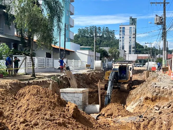 Equipes avançam com as obras na rua Pomerode
