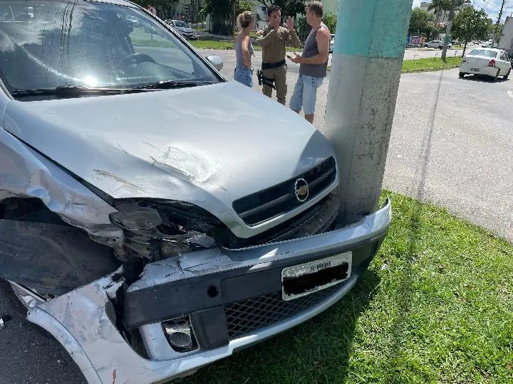 (VÍDEO) Carros batem e um acerta poste