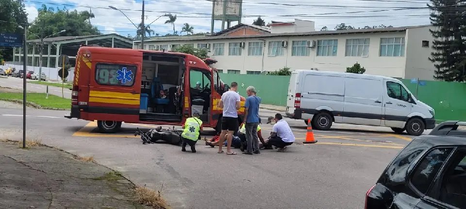 Moto e camioneta colidem no cruzamento do Jardim Maluche