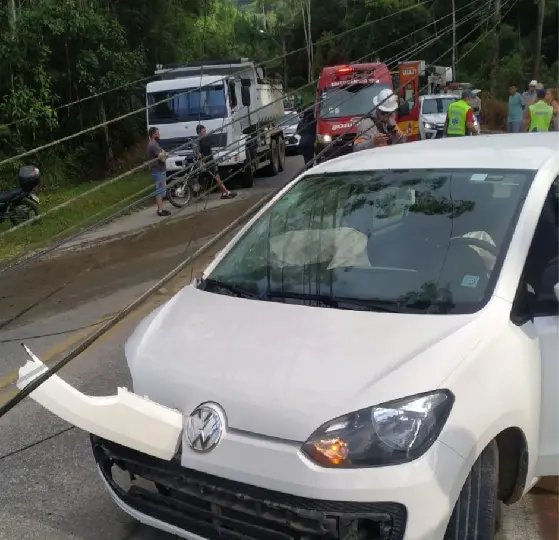 Mulher é socorrida após colisão de UP contra poste em Guabiruba 