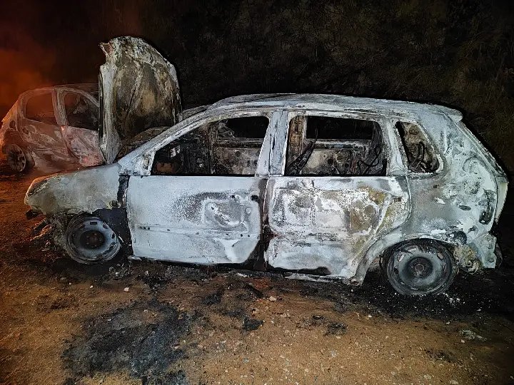 Carros entram em chamas após colisão