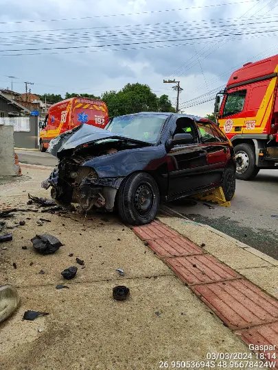 Homem colide carro contra muro em Gaspar
