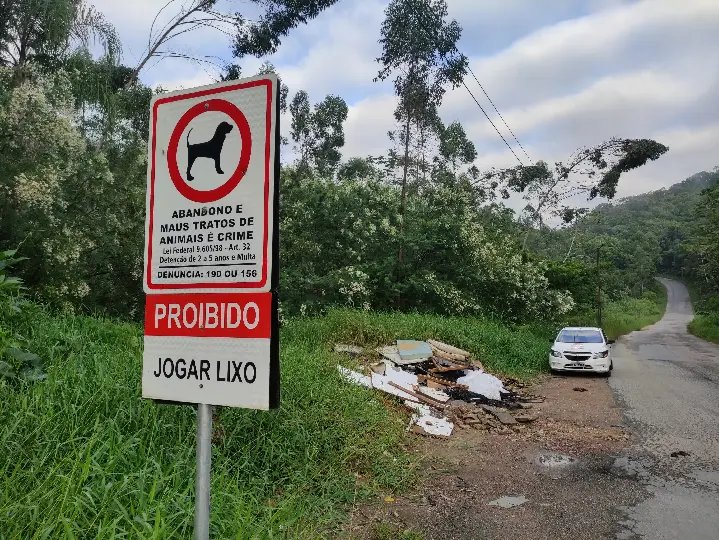 Continua o despejo de lixo na Monsenhor Valentim Loch