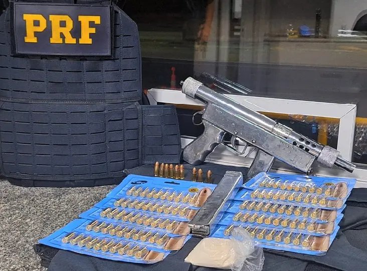Submetralhadora caseira é encontrada com passageira de carro de aplicativo