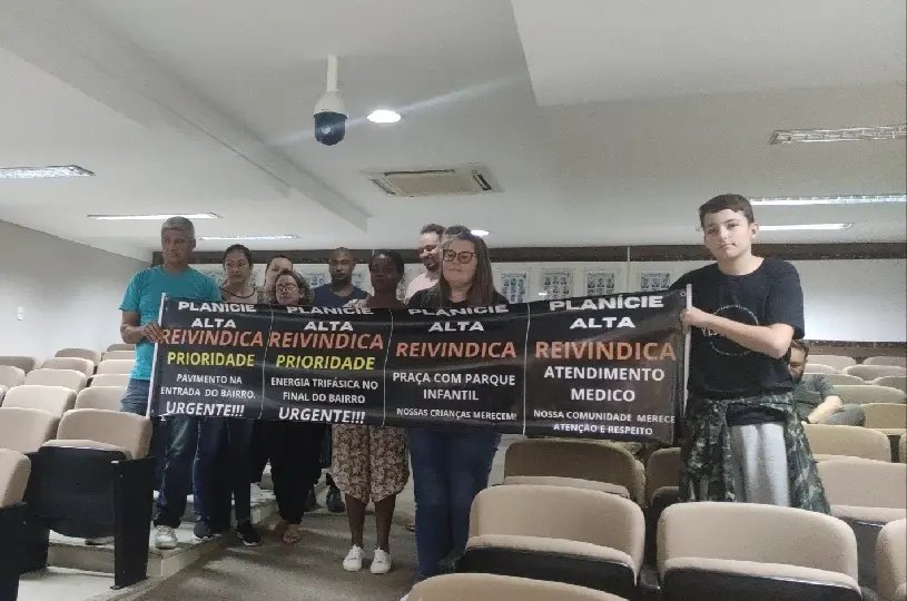 Moradores do bairro Planície Alta fazem manifestação na Câmara
