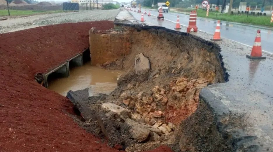Cratera se abre em pista após duplicação da via 