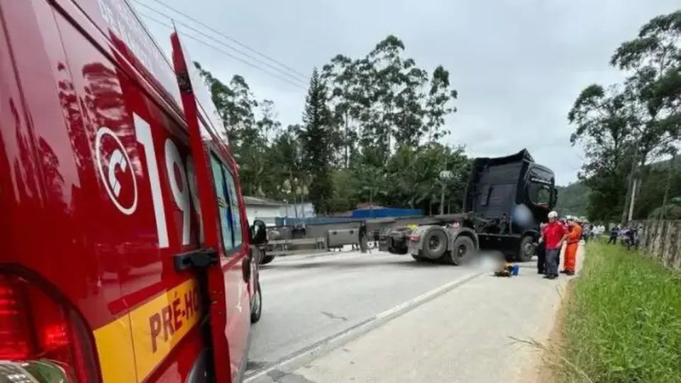 Menina de 12 anos morre ao ser atropelada por caminhão