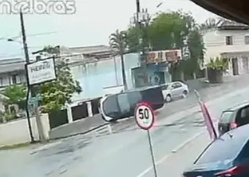 Câmera registra momento em que carro capota em Brusque