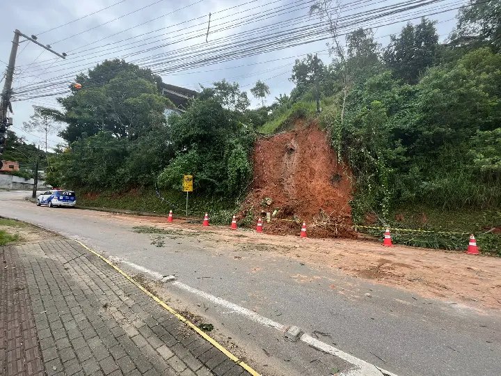 (VÍDEO) Cano de esgoto estoura e provoca deslizamento no Cedrinho