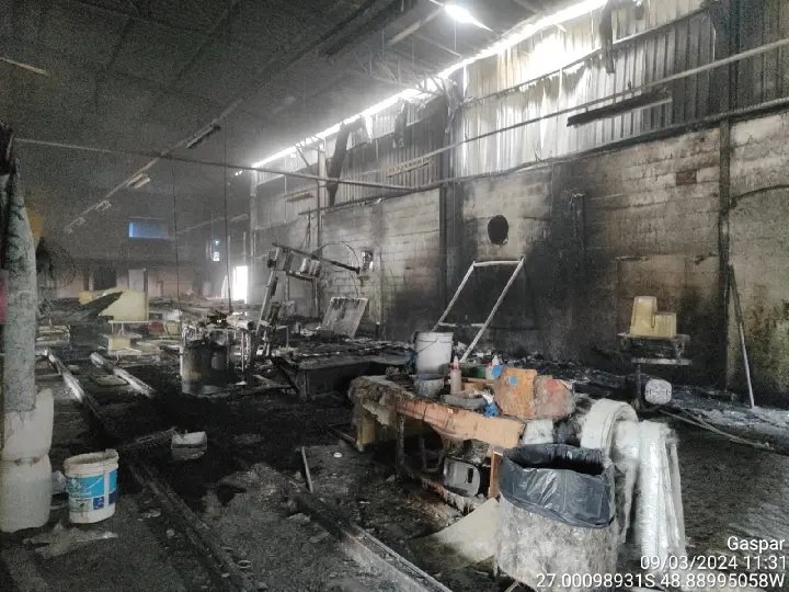 Incêndio atinge galpão de produção de fibra de vidro no bairro Barracão