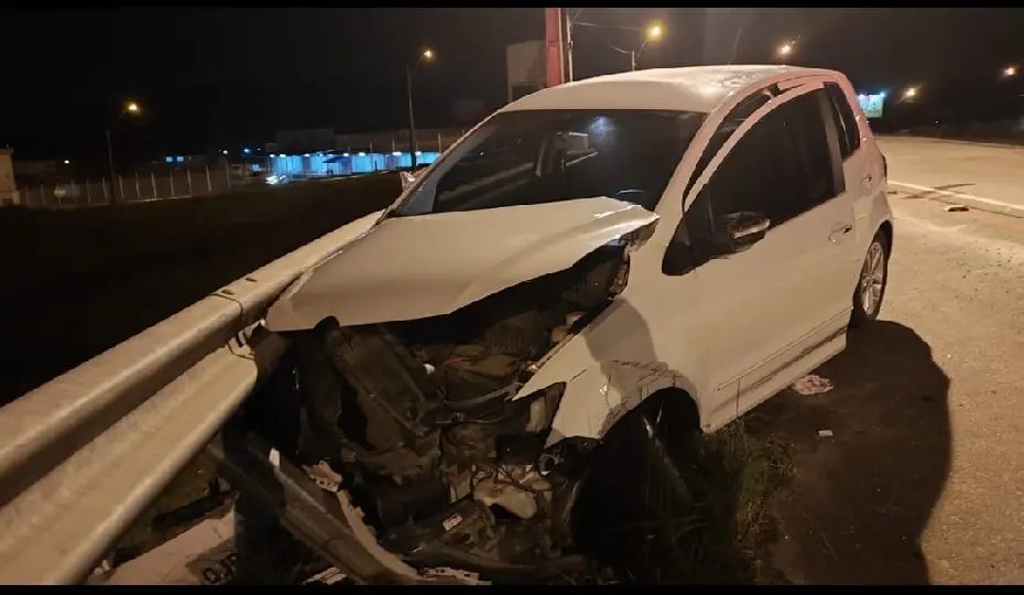 Colisão entre carros deixa uma pessoa ferida na Antônio Heil