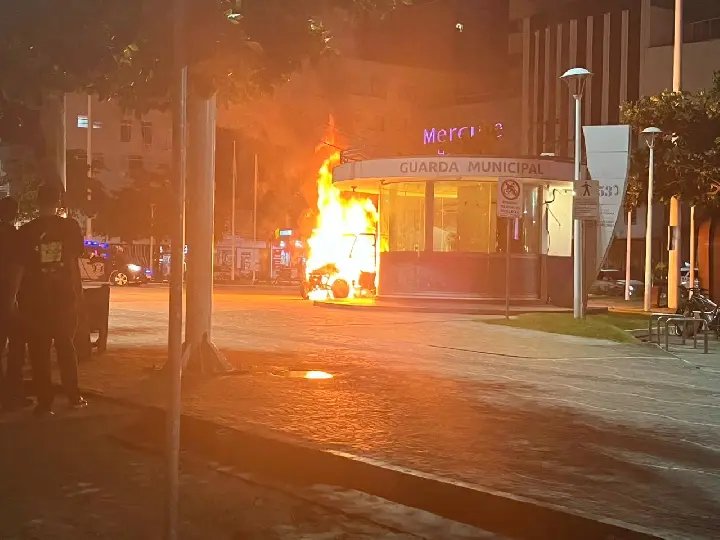 (VÍDEO) Quadriciclo da Guarda Municipal é incendiado na madrugada
