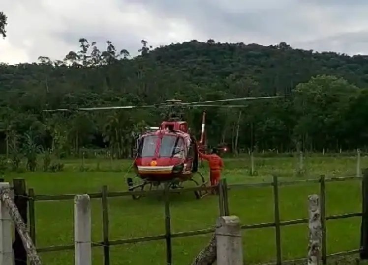 Vítima é resgatada após se machucar na trilha em Guabiruba