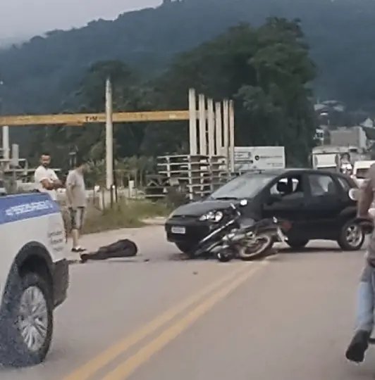 Duas pessoas ficaram feridas na colisão da moto com carro