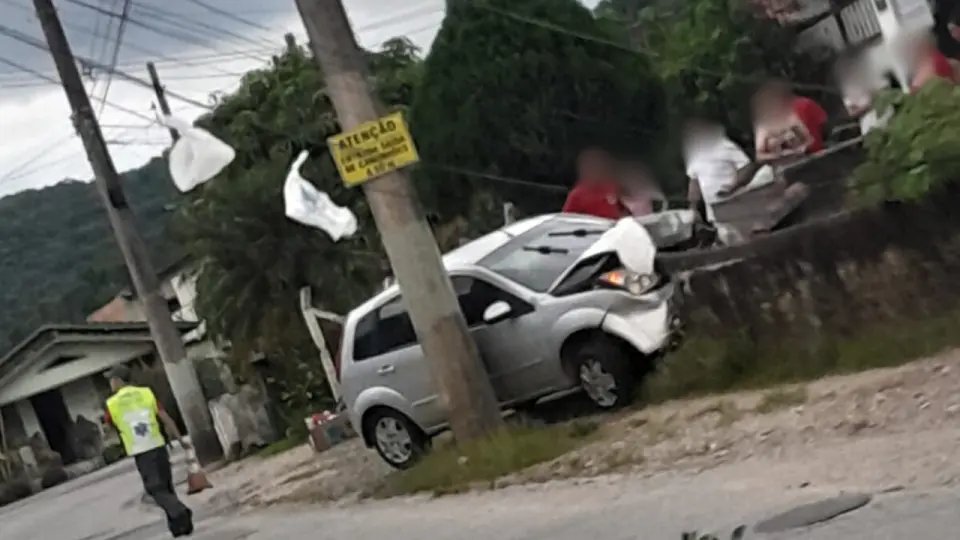 Carro colide contra muro no bairro Rio Branco
