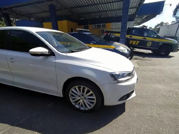 Adolescente pega carro do pai escondido e é abordado a 400 km de casa
