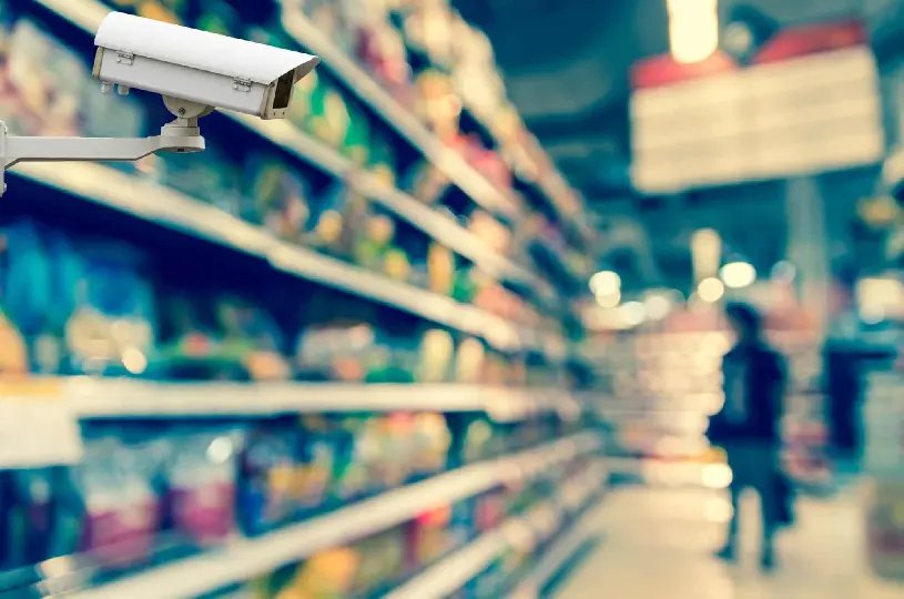 Jovem furta garrafas de uísque e é preso em supermercado