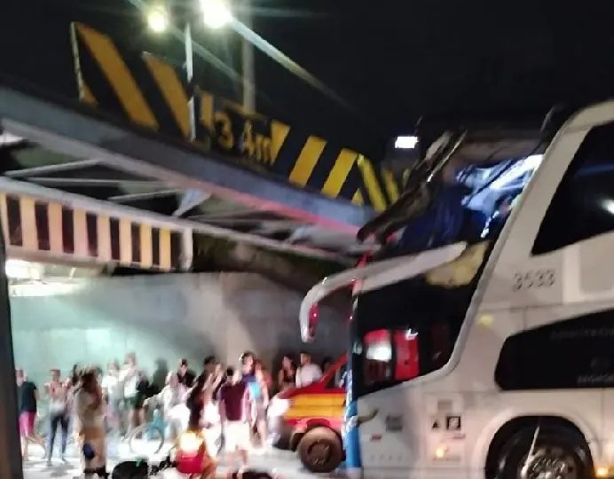 Jovem é lançada para fora de ônibus após bater no viaduto