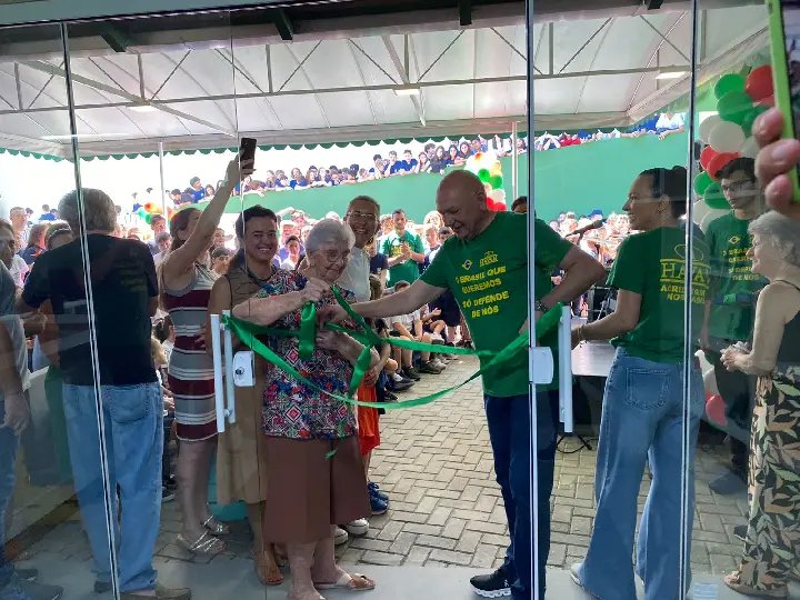 Luciano Hang prestigia inauguração da biblioteca da escola João XXIII