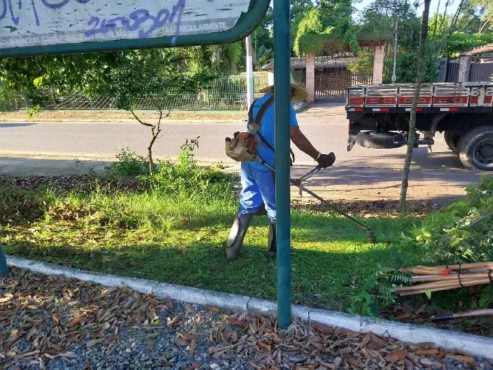 Secretaria faz limpeza da praça  no Bruschal após reportagem