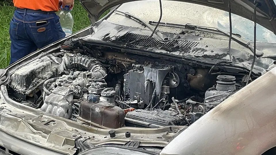 (VÍDEO) Carro pega fogo no bairro Limeira Alta