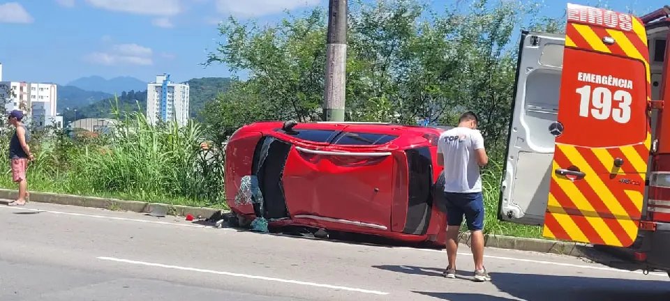 (VÍDEO) Veículo bate contra poste no Santa Terezinha