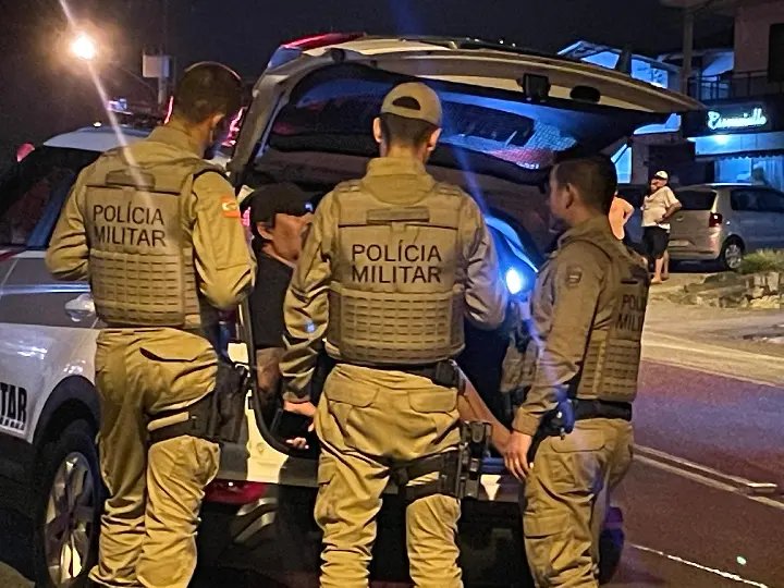 URGENTE - Trio armado assalta família no Souza Cruz 