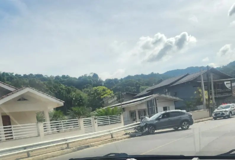 Carro colide contra guard-rail em Guabiruba 