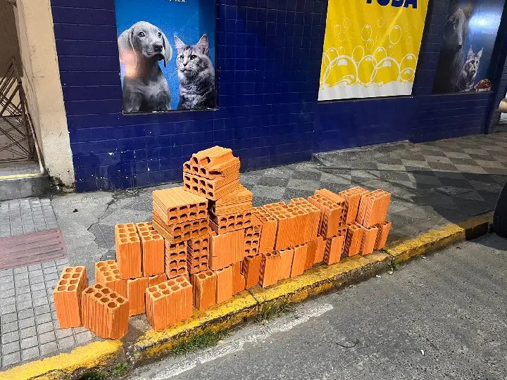 Morador de rua é preso após furtar tijolos de obra