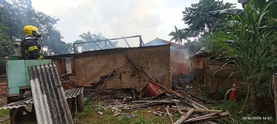 Chamas tomam conta de galpão em Guabiruba