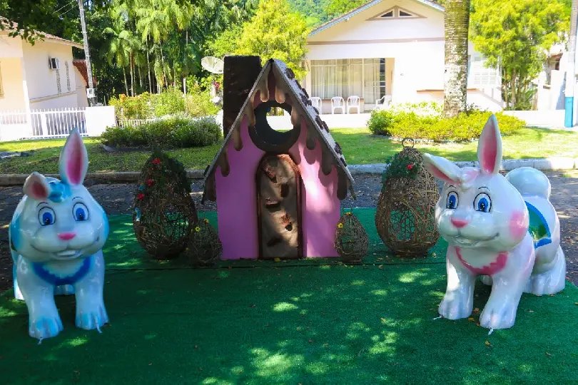 Praça Theodoro Debatin recebe decoração de Páscoa