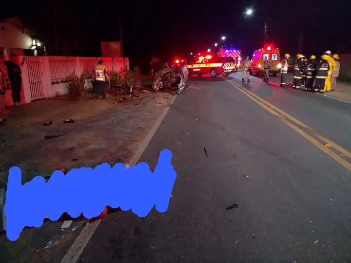Dois homens morrem após colisão entre carro e moto