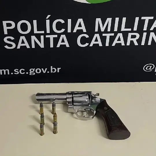 Homem é preso por posse irregular de arma de fogo 