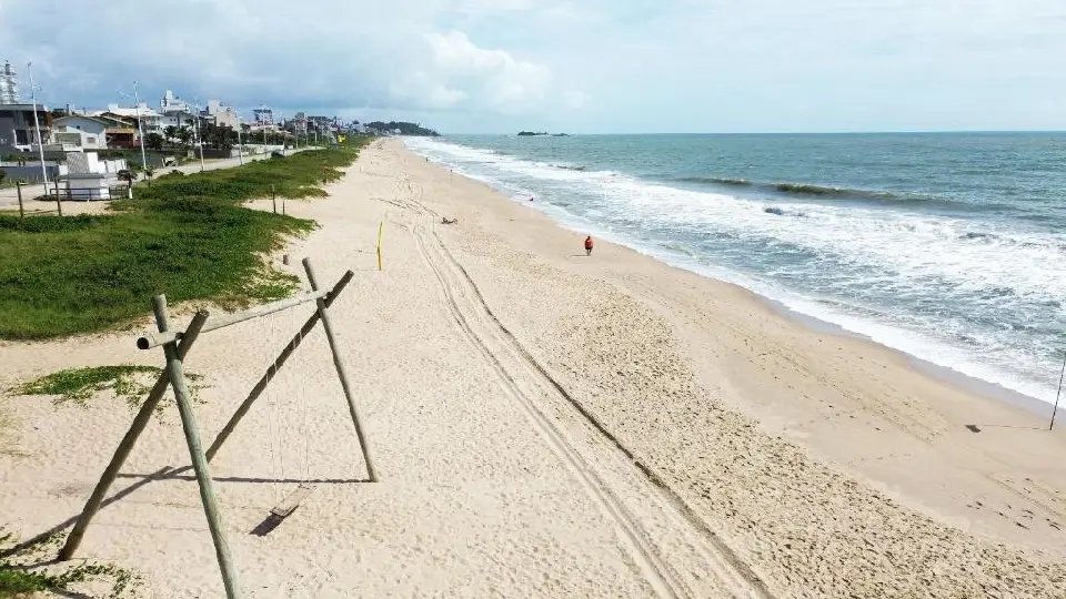 Bombeiro da reserva salva adolescente que se afogava na praia 