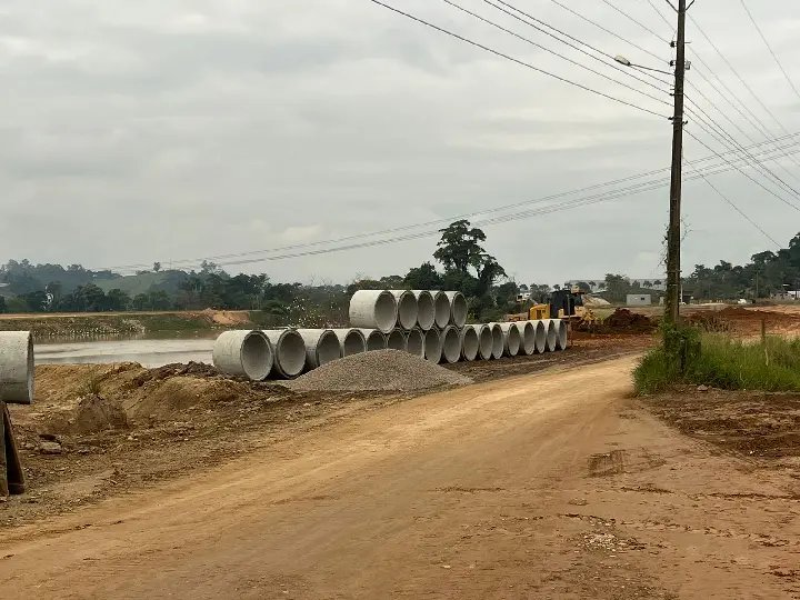 Mais de 1 km da rua Abraão de Souza e Silva já recebeu drenagem