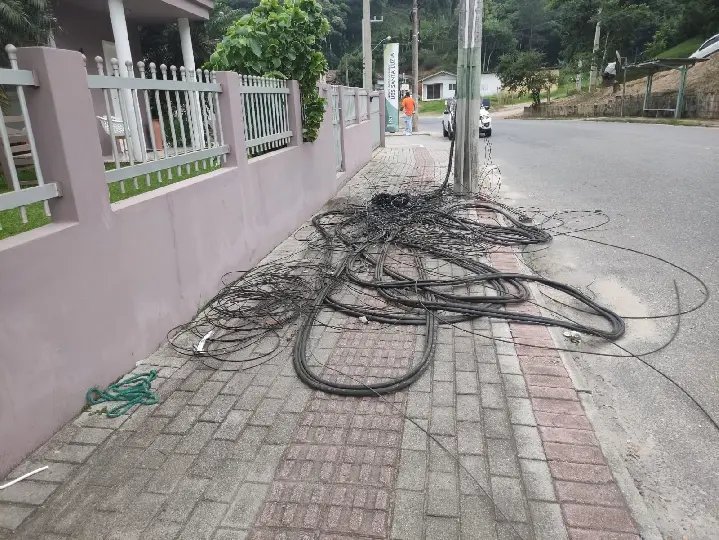 (VÍDEO) Amontoado de fios está desde sábado, dizem moradores