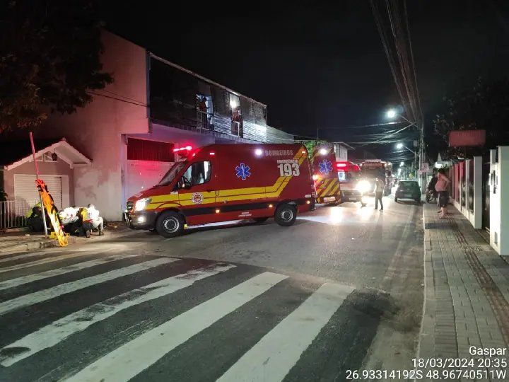 Três ficam feridos em colisão frontal entre motos