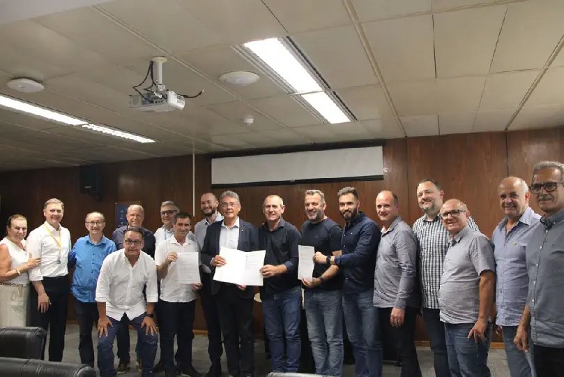 Escritura do terreno da subestação de Botuverá é entregue à Celesc