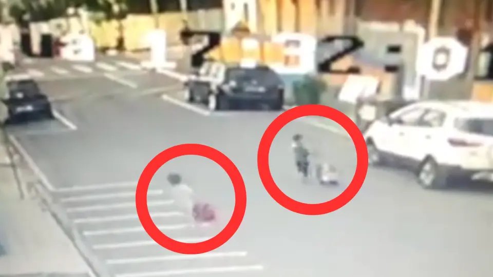 (VIDEO) Crianças de 3 anos são flagradas fugindo de creche