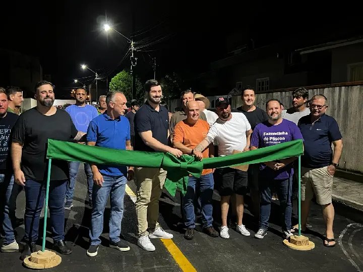 Programa de pavimentação comunitária inaugura nova rua